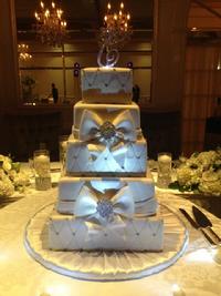 wedding cake with bows